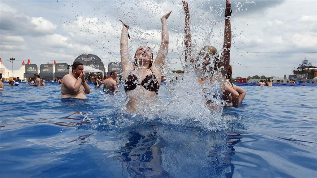 Sonja und Lea aus Osnabrück sind begeistert: Der Pool beim Deichbrand ist der Hi...