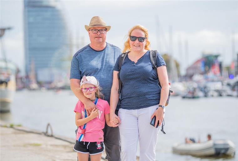 Maritime Tage: Lauter wundervolle Menschen... (Bildergalerie) Sonja und René mit Tochter Marlene aus Heidenheim schlenderten entlang der Segelschiffe.