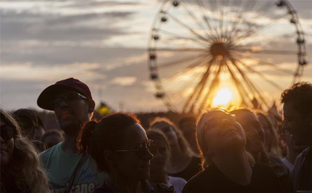 Sonne hinterm Riesenrad: Ja, ja, das Deichbrand-Festival ist auch etwas für hoff...