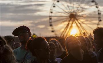 Sonne hinterm Riesenrad: Ja, ja, das Deichbrand-Festival ist auch etwas für hoff...