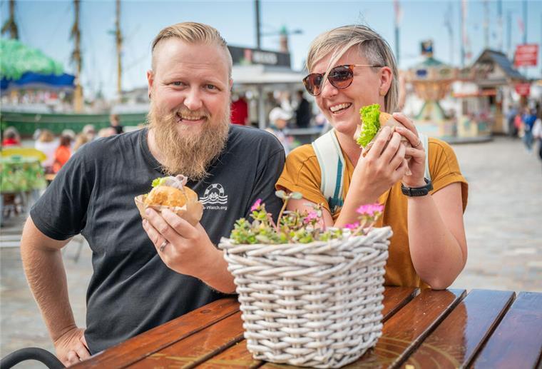 Maritime Tage: Lauter wundervolle Menschen... (Bildergalerie) Sonne, Schiffe, gute Laune: Sarah und Sebi aus der Nähe von Nürnberg genießen lecker Fischbrötchen.