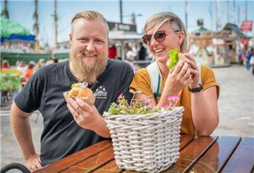 Sonne, Schiffe, gute Laune: Sarah und Sebi aus der Nähe von Nürnberg genießen lecker Fischbrötchen.