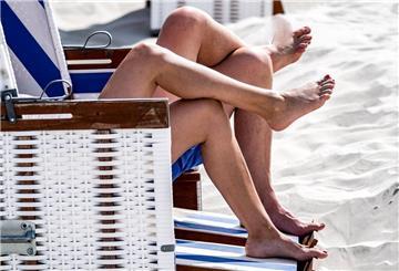 Strandkörbe stehen zum Start in die neue Saison am Strand bereit