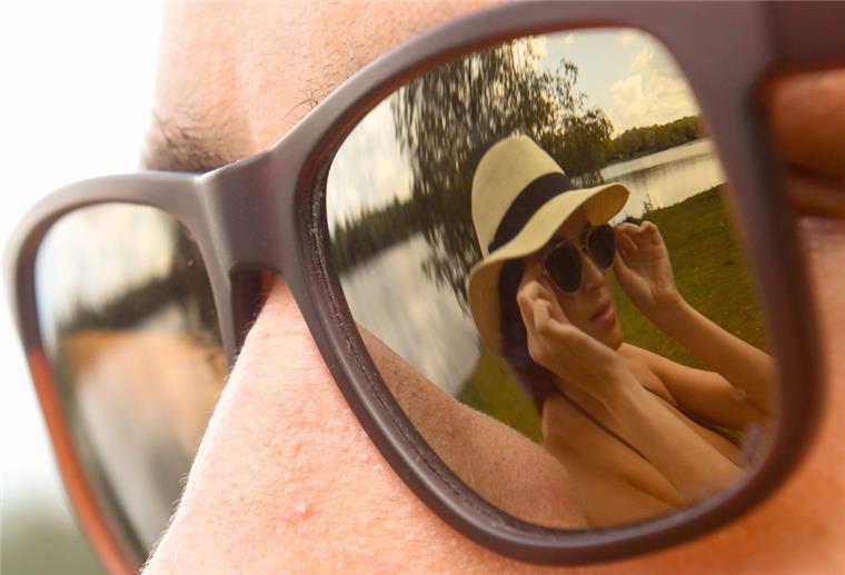 Expertentipps für den Kauf einer Sonnenbrille Sonnenbrillen gibt es in verschiedenen Designs und Tönungsstärken. Wichtig ist aber, dass sie auch UV-Schutz bieten.
