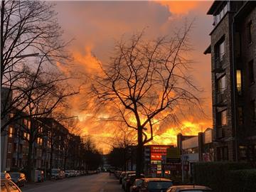 Sonnenuntergang oder Großfeuer? Für einen Mann in Hamburg war das nicht ganz klar.