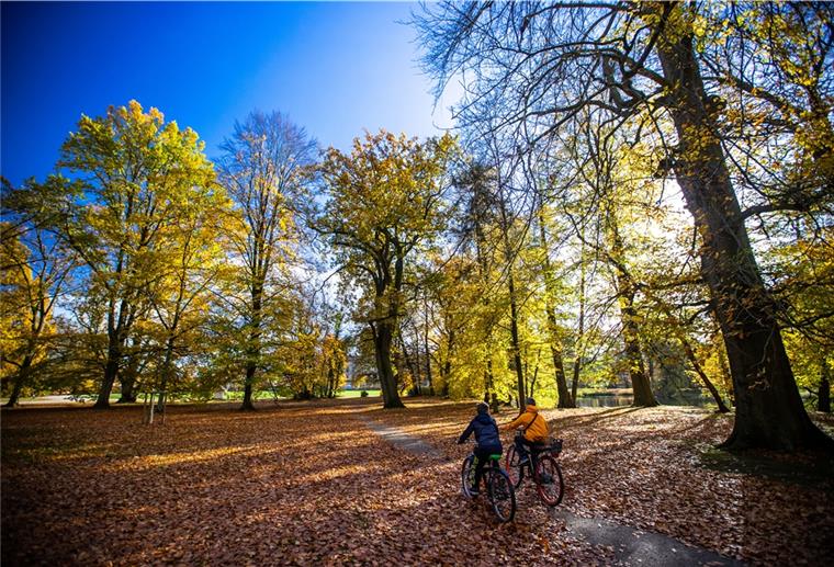 Sonnig und mit milden Temperaturen um die 15 Grad zeigt sich der Herbst in Norddeutschland von seiner schönen Seite - aber diese Temperaturen sind trügerisch. Die Erde erwärmt sich, der Klimawandel schreitet voran. 