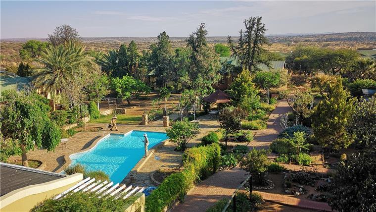 Wohnen im botanischen Garten: So genießen zwei Auswanderer in Namibia das Leben Sonnleiten Village umfast 50 Wohnhäuser. Es gibt einen Pool, ein kleines Restaurant und eine Krankenstation. Die Hauptstadt Windhuk ist nur rund 40 Kilometer entfernt.