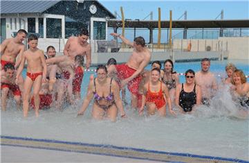 Sonntag, 1. Mai, um kurz nach 10 Uhr im Watt'n Bad: Die ersten mutigen Wasserratten lassen die Fluten zum Start in die neue Saison ordentlich spritzen.