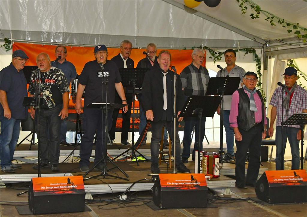 Sonntagmittag unterhielt der Dorumer Shantychor die Gäste im Festzelt. Foto Ulic...