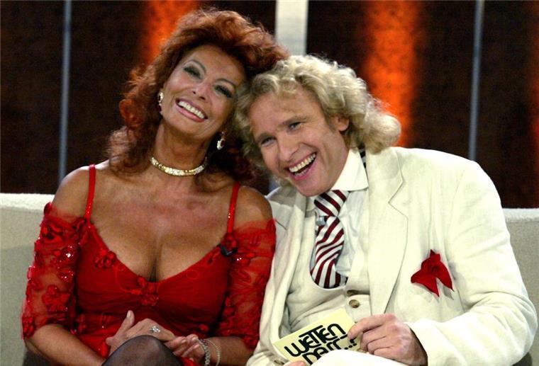 Grapsch-Vorwürfe: Thomas Gottschalk hat „Frauen nie unsittlich berührt“ Sophia Loren mit Showmaster Thomas Gottschalk in der Fernsehshow „Wetten, dass..?“ 2004.