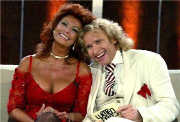 Sophia Loren mit Showmaster Thomas Gottschalk in der Fernsehshow „Wetten, dass..?“ 2004.