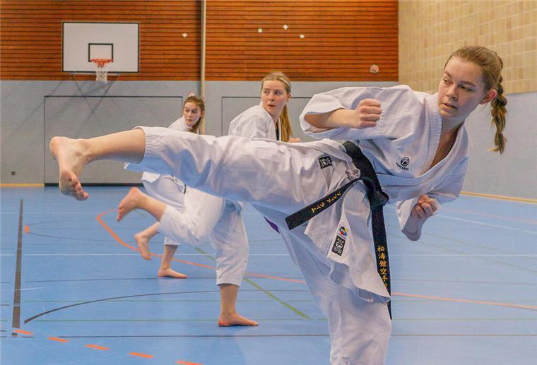Karateka aus Dorum und Bremerhaven treten in Brasilien an Sophia Reim, Inga Lauskan und Valeria Serafimor freuen sich nach der erfolgreichen EM auf die nächste Herausforderung.