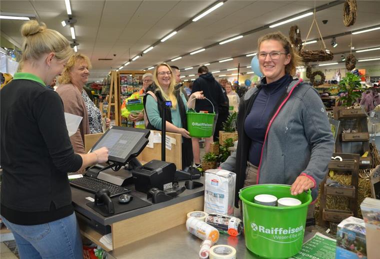 Großer Trubel lockt viele Neugierige in den Raiffeisen-Markt nach Bad Bederkesa Sophie Brünjes (vorne an der Kasse) ist nur eine von ungezählten Kunden, die am Wochenende zum Jubiläum im Raiffeisen-Markt vorbeischauten und nicht nur Rabatte, sondern auch unterhaltsame Angebote für die ganze Familie gerne mitnahmen.