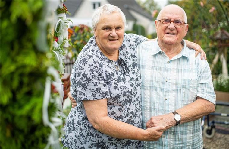 Eiserne Hochzeit in Surheide: Auf dem Fahrrad kennengelernt Sophie und Fredi Uecker aus Bremerhaven-Surheide feiern ihre eiserne Hochzeit.