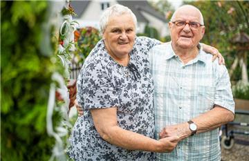 Sophie und Fredi Uecker aus Bremerhaven-Surheide feiern ihre eiserne Hochzeit. 