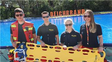 Sorgen am XXL-Pool für Sicherheit (von links): Simon, Lucas, Marie und Sarah vom...