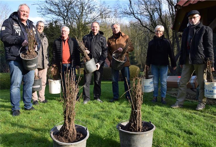 Sorgen gemeinsam dafür, dass Nordenham grüner wird (von links): Winfried Nagel, Lutz Brandes, Fred Müller, Lutz Hinrichs (alle von der Kaufmannsgilde), Wolfgang Odenbach, Gudrun Keup und Jürgen Keup (alle im Dauereinsatz für den Stadtwald).
