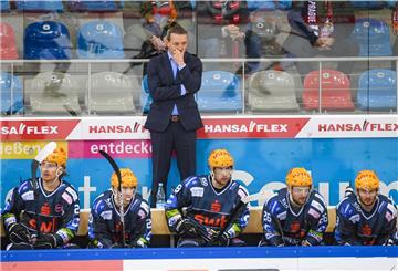 Sorgenvolle Blicke bei Trainer Thomas Popiesch. Mehere Spieler der Fischtown Pinguins haben sich mit dem Coronavirus infiziert.