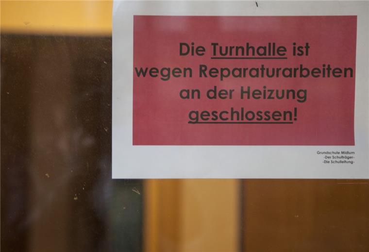 Midlum: Bürger zu "Sportdiät" gezwungen Sorgt für Unmut: Seit Februar ist die Midlumer Sporthalle geschlossen. Foto Leuschner