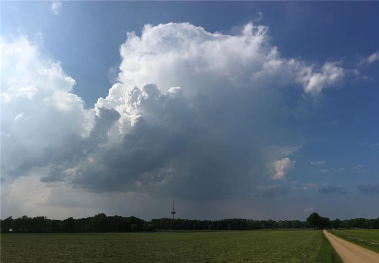 Sorgte am Sonntag für etwas Grummeln, aber nicht für ein Unwetter über Bremerhaven. Diese Gewitterwolke über Schiffdorf.