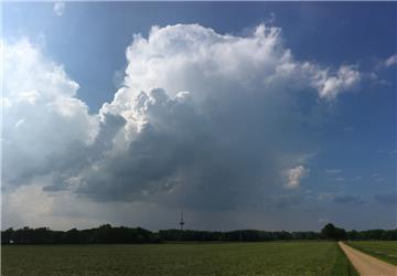 Sorgte am Sonntag für etwas Grummeln, aber nicht für ein Unwetter über Bremerhaven. Diese Gewitterwolke über Schiffdorf.