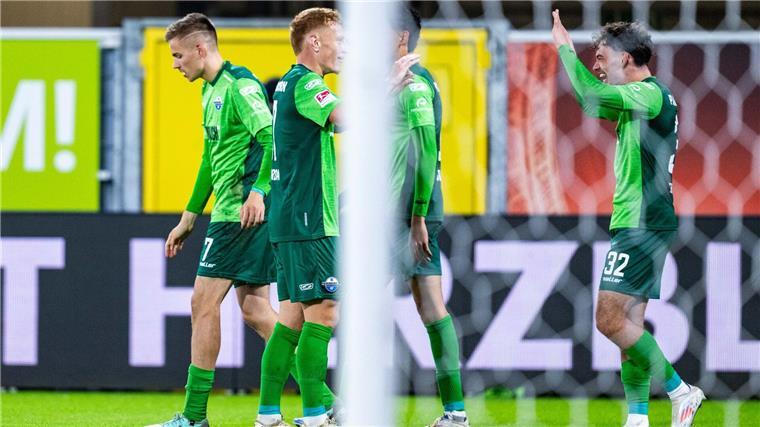Paderborn springt auf Platz zwei - 3:0 gegen Regensburg Sorgte für die Vorentscheidung: Aaron Zehnter