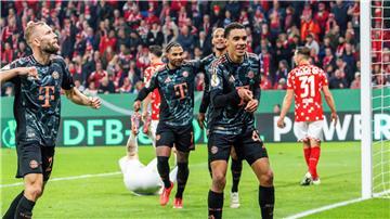 Souverän wandert Bayern München ins Pokal-Achtelfinale.