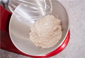 Sowohl Weizen als auch Dinkel verdanken ihre guten Backeigenschaften dem Klebereiweiß Gluten. Allerdings hat Dinkel einen höheren Eiweißanteil.