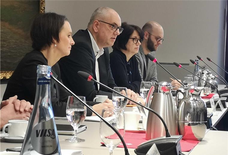 Land Bremen: Schulen und Kitas von Montag an geschlossen "Soziale Zurückhaltung ist das Gebot der Stunde ", sagt der Bremer Regierungschef Andreas Bovenschulte (2. von links).