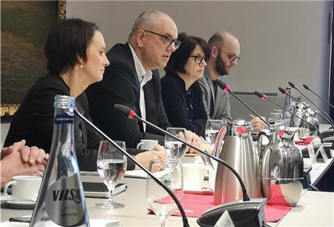 "Soziale Zurückhaltung ist das Gebot der Stunde ", sagt der Bremer Regierungschef Andreas Bovenschulte (2. von links).
