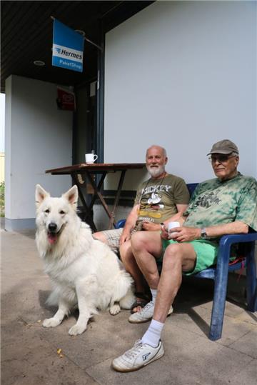 Sozialer Treffpunkt: Wie fast jeden Tag treffen sich Heinrich Grotstück und Lutz Harms auf einen Schnack am Kiosk. Hund „Sam“ ist immer dabei. 