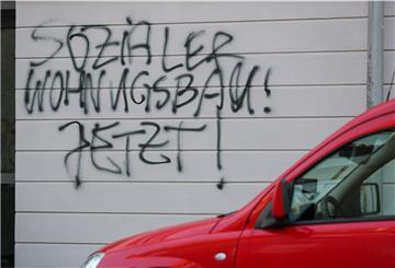Das Graffito «Sozialer Wohnungsbau! Jetzt!» prangt an einer Hauswand 