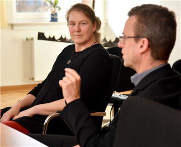 Sozialpädagogin Kirsten Engelmohr hat die schwierige Lage für sie und ihre Kollegen mit Schuldezernent Michael Frost (parteilos) besprochen.