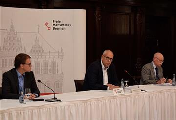 Sozialstaatsrat Jan Fries (von links), Bürgermeister Andreas Bovenschulte und Senator für Inneres Ulrich Mäurer haben am Dienstag ein Landesaufnahmeprogramm vorgestellt, nachdem 100 Flüchtlinge aus dem Camp Moria in Bremen aufgenommen werden sollen. 