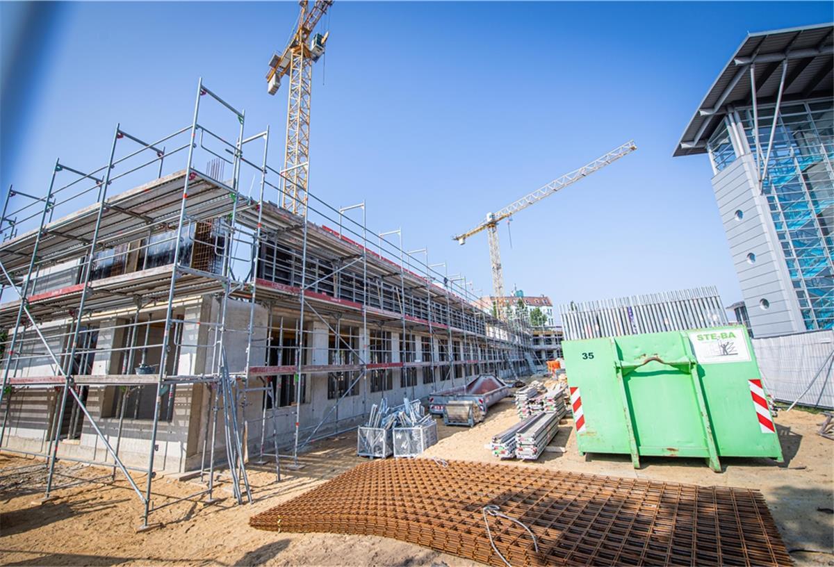 Späte Grundsteinlegung für den Neubau des Jobcenters Bremerhaven. Die Arbeiter sind schon in der ersten Etage.
