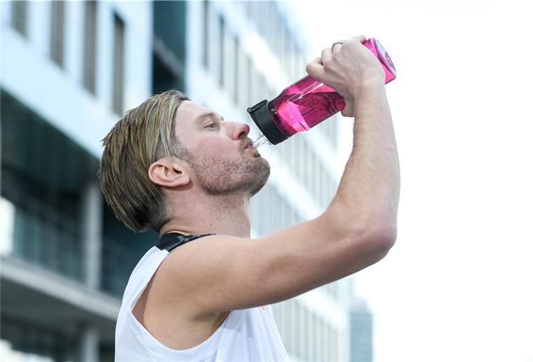 Sport: Nach dem Training erst einmal Kakao Spätestens nach dem Sport ist der Griff zur Wasserflasche unverzichtbar, um den Körper wieder mit Flüssigkeit und Mineralstoffen zu versorgen.