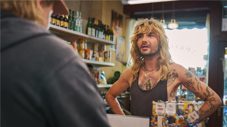Neue Streamingtipps: Von Fürsten, Füßen und bösen Geistern „Späti“: Bill Kaulitz (Bill Kaulitz, r.) kann nicht fassen, dass Fred (Wilson Gonzalez, l.) so verpeilt ist.