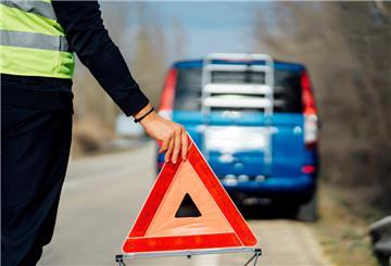 Spanien schafft das Warndreieck auf Autobahnen ab! Ab 2026 müssen inländische Fahrzeuge eine moderne Blinkleuchte nutzen. 