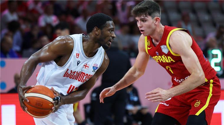 Superstar Doncic patzt mit Slowenien bei EM Spaniens Basketballer - hier Sergio De Larrea (r) gegen Georgiens Kamar Baldwi - kamen häufig zu spät.