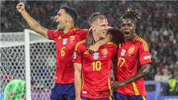 Spaniens Dani Olmo (Mitte) jubelt nach seinem Tor zum 4:1 mit Mikel Merino (li.) und Nico Williams.