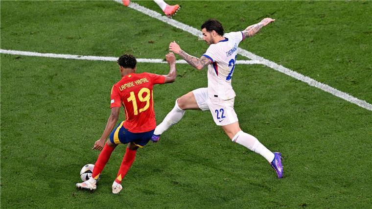 Spanien jubelt über EM-Finale - Yamal jüngster Torschütze Spaniens Lamine Yamal (l) kürt sich zum jüngsten Torschützen einer EM.