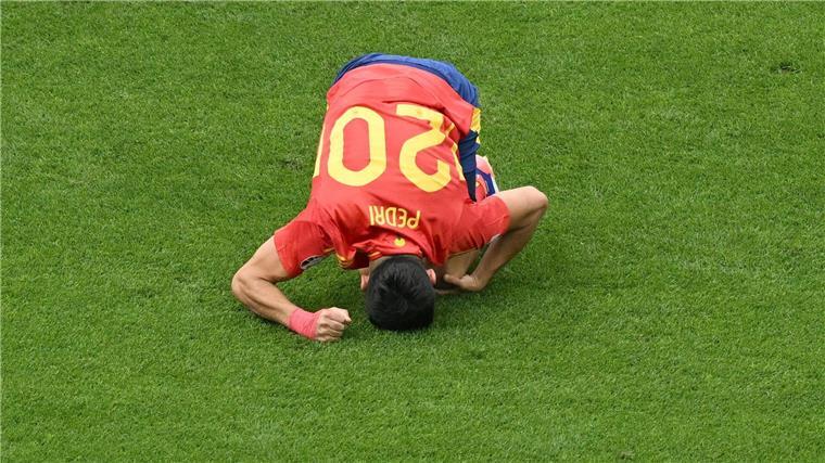Spaniens Pedri liegt verletzt am Boden.