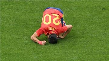 Spaniens Pedri liegt verletzt am Boden.