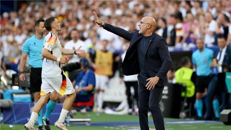 Spaniens Trainer Luis de la Fuente trifft mit seinem Team im EM-Halbfinale auf Frankreich.