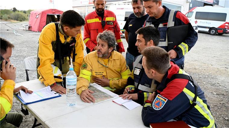 Tränen zum Abschied: Deutsche Feuerwehrleute auf Heimreise Spanische und aus Deutschland zur Hilfe geeilte Feuerwehrleute beraten bei dem Ort Jarilla über die Bekämpfung eines großen Waldbrandes. (Archivbild)
