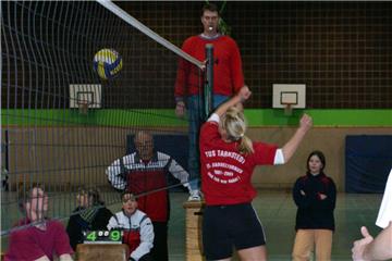 Spannende Ballwechsel ohne dass der technische Volleyball im Vordergrund steht, gibt es beim Tarmstedter Daddelturnier schon seit 1981. Unser Archivbild entstand vor 15 Jahren beim 25. Jubiläumsturnier. 