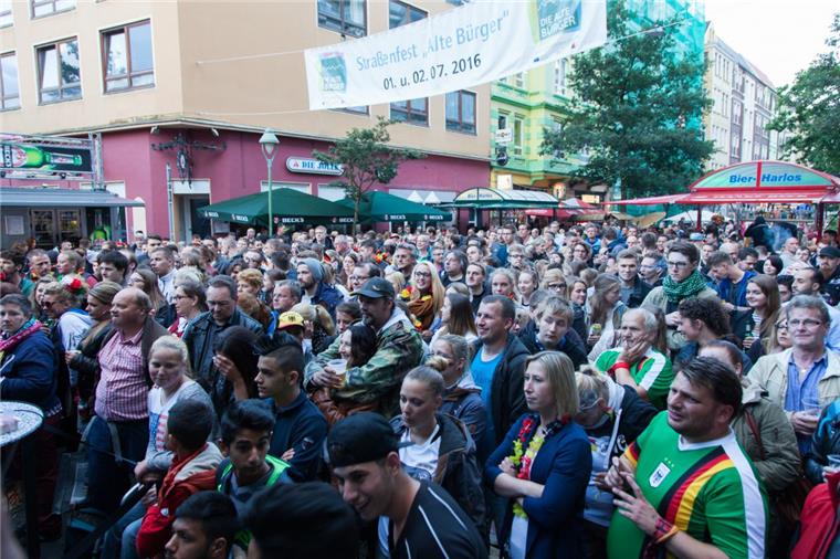 Die besten Bilder vom Straßenfest in der "Alten Bürger" Spannung bis zum Schluss beim EM-Public-Viewing beim Straßenfest in der "Alten Bürger".