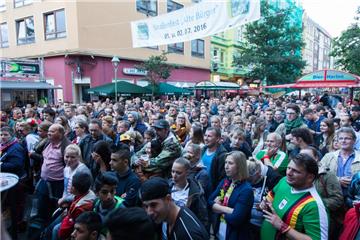 Spannung bis zum Schluss beim EM-Public-Viewing beim Straßenfest in der "Alten Bürger".