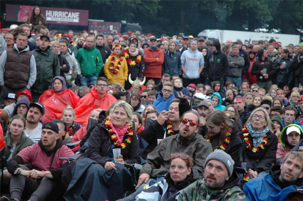 Spannungsvolle Blicke beim Public viewing: Fußballfans verfolgen das Spiel Deutschland gegen Schweden.