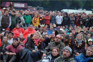 Spannungsvolle Blicke beim Public viewing: Fußballfans verfolgen das Spiel Deutschland gegen Schweden.